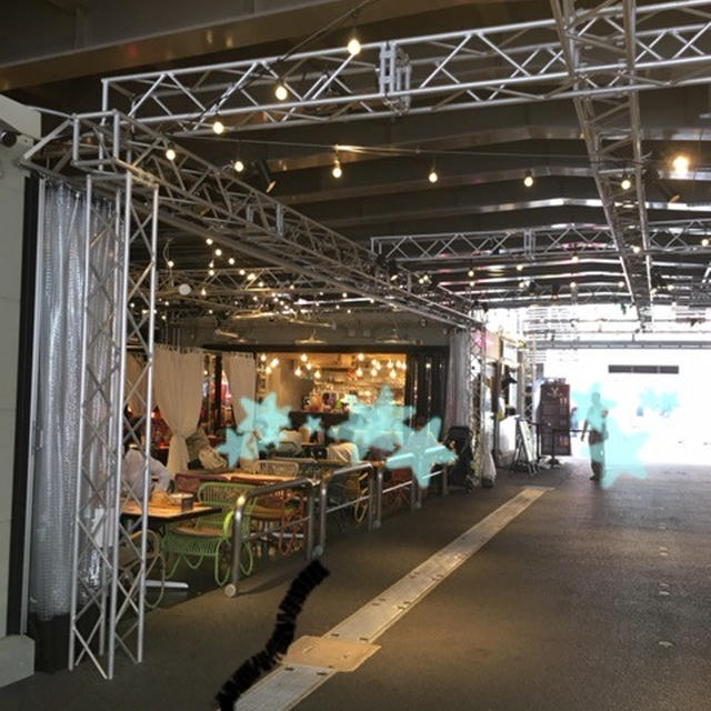 可愛い内装、どの席にするか悩むぅ〜日本の屋台村。
