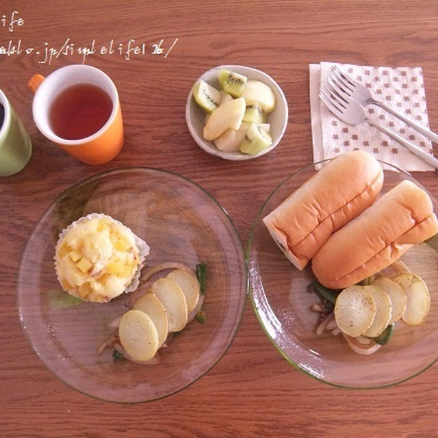 今朝の朝ごはん☆玉ねぎﾋﾟｰﾏﾝのﾊﾞﾙｻﾐｺ炒めﾎﾟﾃﾄ添えとiPhone