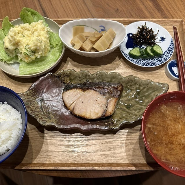 【献立】ブリの塩焼き、たけのこの煮物、ポテサラにレタス、昆布の佃煮、きゅうりの米麹漬け、冷奴に茗荷明太子、大根のお味噌汁、日本酒