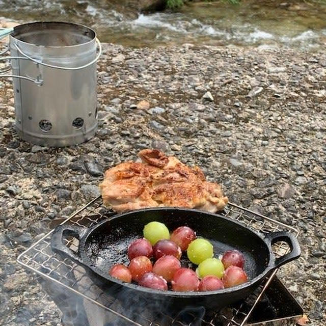 五頭山麓いこいの森キャンプめし②＜鶏肉のまるごと炭火焼き＞＜スキレットでぶどうのコンポート＞