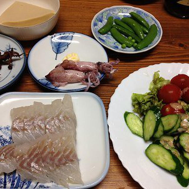 ひとりの実家ご飯。丸天うどん。首を長くするにゃんこ達