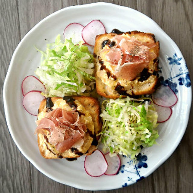 豆腐のスクランブルエッグ風とクリスケットの朝ごはん。(-ε-)