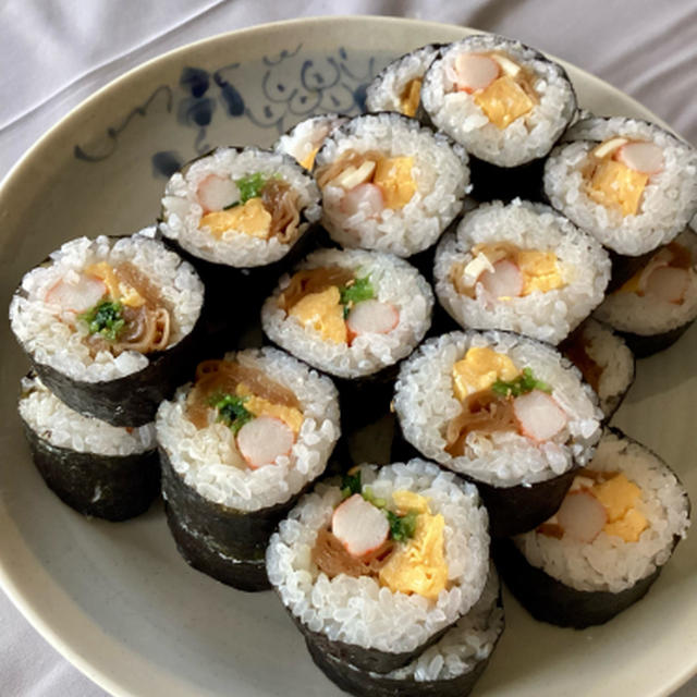 日曜は雛祭りだったので、巻きすしです
