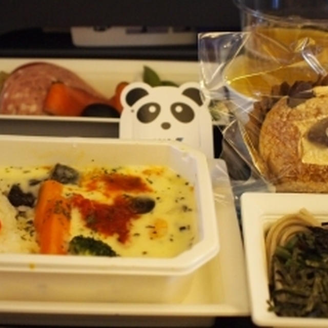 成都の旅１☆まずは機内食でパンダシュー