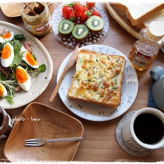 ネギチーズトーストとサラダで朝ごはん