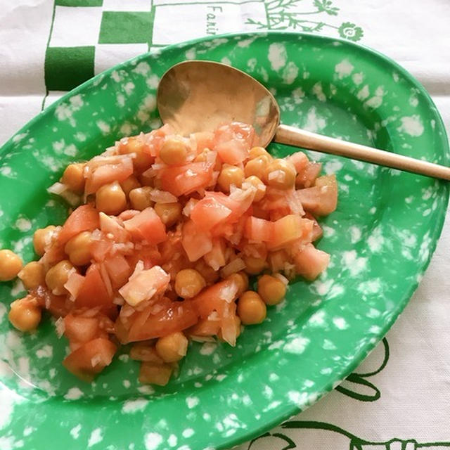 作りおきも美味しい「博多のトマトとひよこ豆のサラダ」。