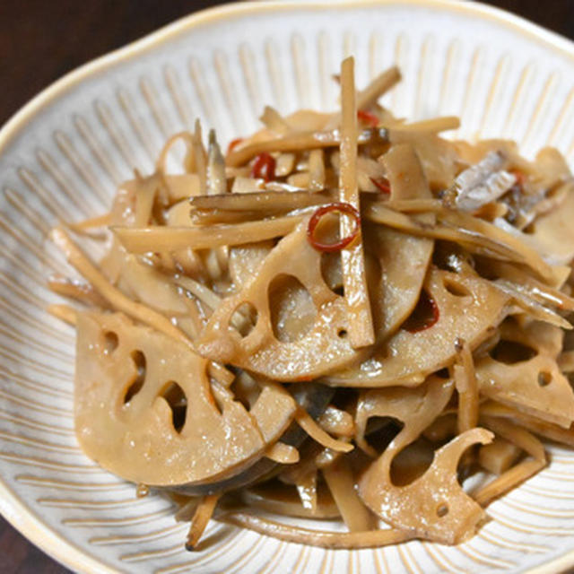 蓮根とごぼうのきんぴら。食物繊維たっぷり、お酢が隠し味のさっぱりいくらでも食べられる常備菜。