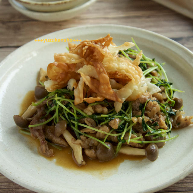 包丁・まな板いらずレシピ　豆苗と豚肉のにんにく醤油炒め　パリパリ餃子の皮のせ
