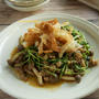 包丁・まな板いらずレシピ　豆苗と豚肉のにんにく醤油炒め　パリパリ餃子の皮のせ
