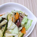 夏野菜のピクルスと塩昆布を使った、超簡単浅漬けサラダ