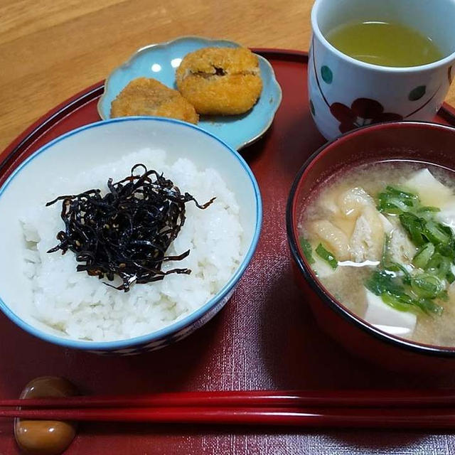 豆腐の味噌汁とご飯とごま昆布