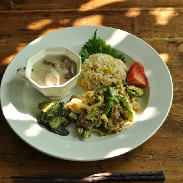 ヤツが来たぞ～！！　＆　一汁二菜　　玄米のとうもろこしごはん、玉葱・キノコ・ヒエの冷スープ、ゴーヤと牛肉と凍り豆腐の炒め物、干しキュウリのナムル