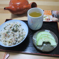 だし香る♪大葉と梅のもち麦ご飯