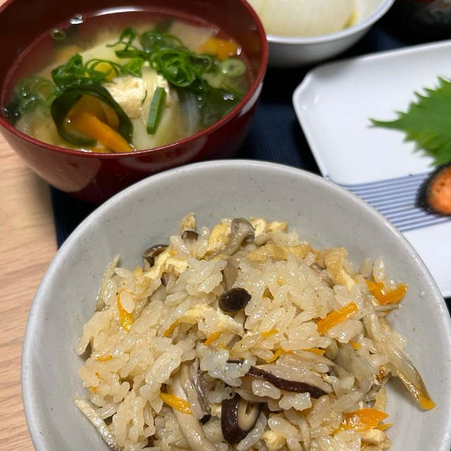 炊き込みご飯と鮭の塩焼き！なるほどな出来栄えのレンチン新玉ねぎ！