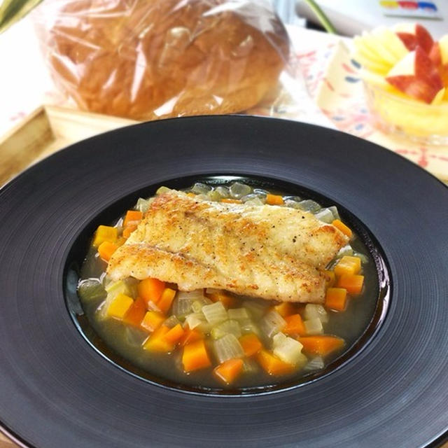魚の旨味を余すことなく♪スズキのポワレ　香味野菜スープ添え