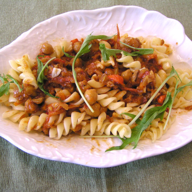 ヒヨコ豆のスパイシー味噌カレー・フジッリ和え