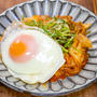 私だけの「豚キムチ炒め 目玉焼きのせ」&「日曜日のお昼は市場のパーラー」