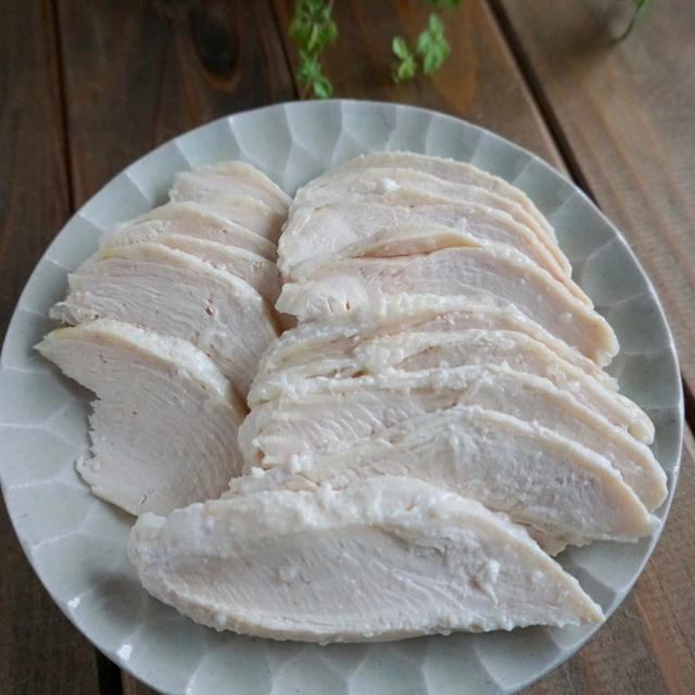 ヨーグルト漬けでしっとり柔らか！鶏むね肉で簡単「鶏ハム」の作り置き