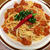 トマトソースパスタ。仲良くご飯を食べるにゃんこ兄弟