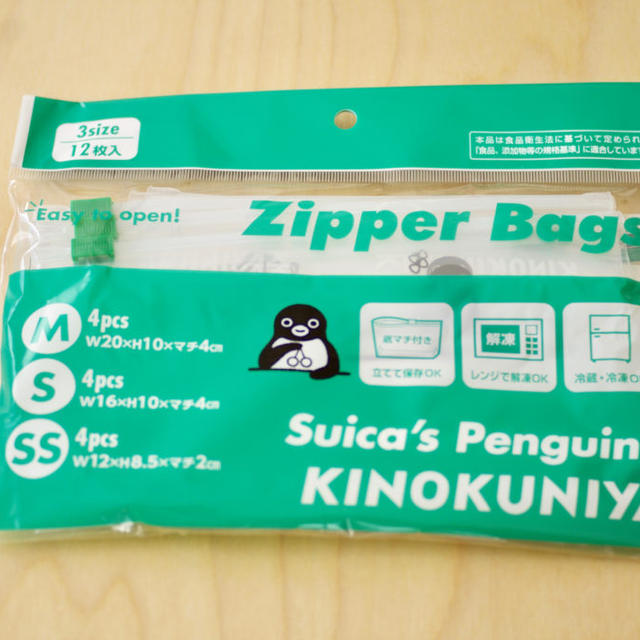 3種のイラスト入り「紀ノ国屋×Suicaのペンギン」のコラボジッパーバッグ