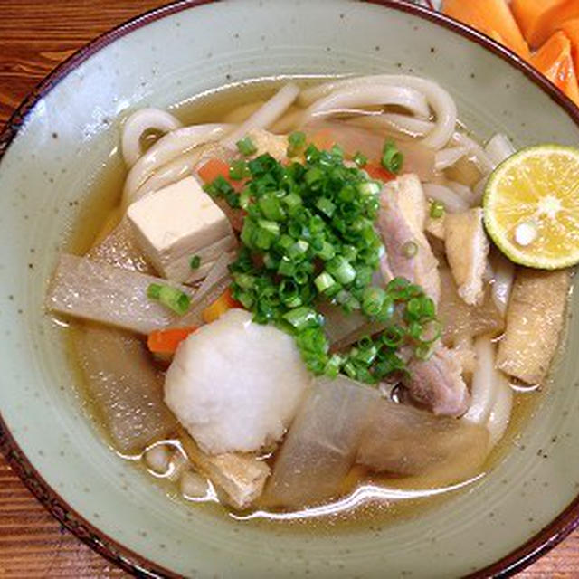 シーズン初のしっぽくうどん。手抜き炒飯弁当。座布団で眠るきなこ