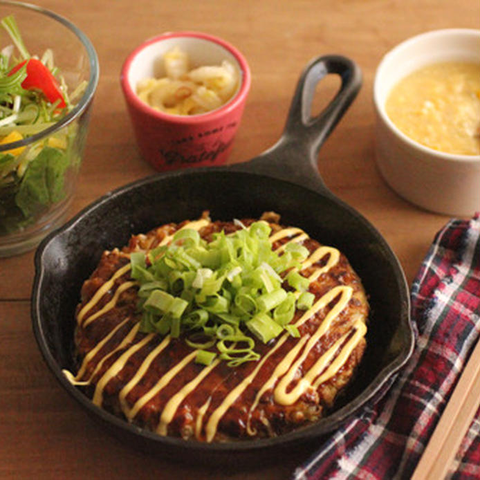 スキレットで焼いた小口ねぎをたっぷり盛り付けたもやしのお好み焼きの食卓