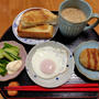 目玉焼きとコロッケときゅうり