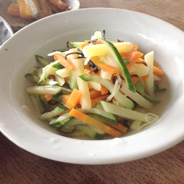 ◆お汁まで飲みたくなる鰹風味のあわせ酢で、3種野菜の酢の物