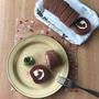 ホワイトチョコクリームのチョコロールケーキ