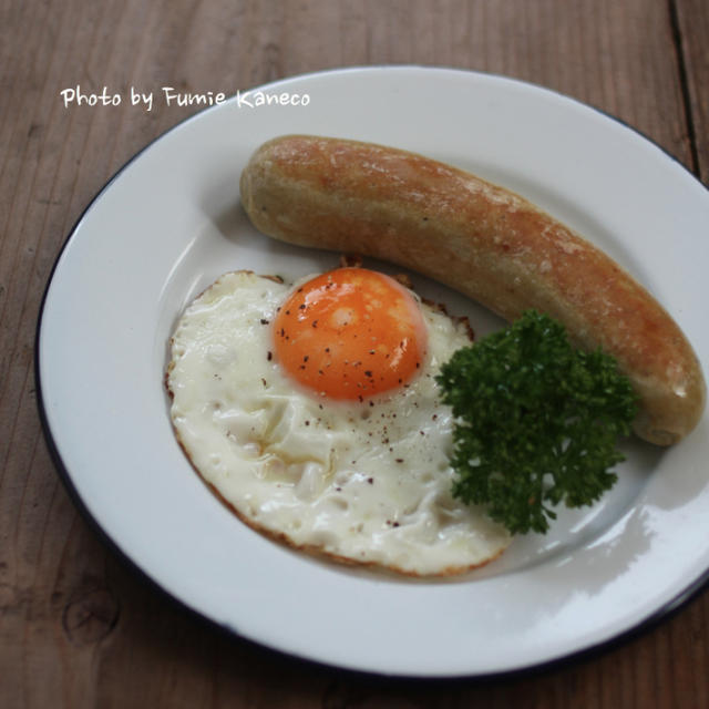 肉汁じゅわり　ソーセージと目玉焼き