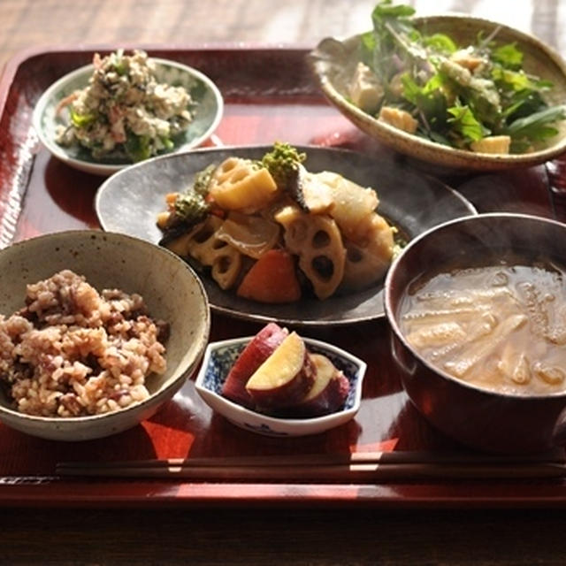 一汁四菜ぐらいのごはん◆大根とお揚げの味噌汁、豚肉と野菜の黒酢あん、ほうれん草・ひじき・人参・アーモンドの白あえ、さつま芋のシトラスコンフィ煮、紫水菜と春菊とテンペのサラダ　玉葱ドレッシング