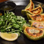 皮にも餡にもパクチー！パクチー好きにたまらないパクチー餃子やボリュームたっぷり円盤餃子が楽しめる