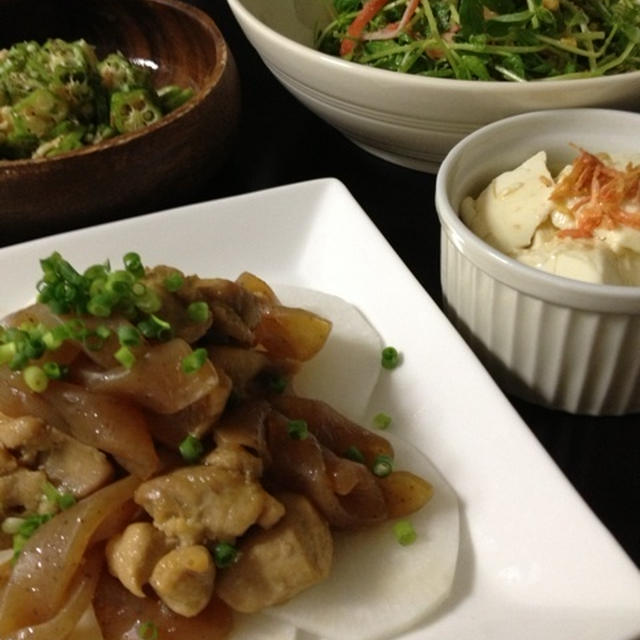 残り物と豆苗サラダとオクラチーズ