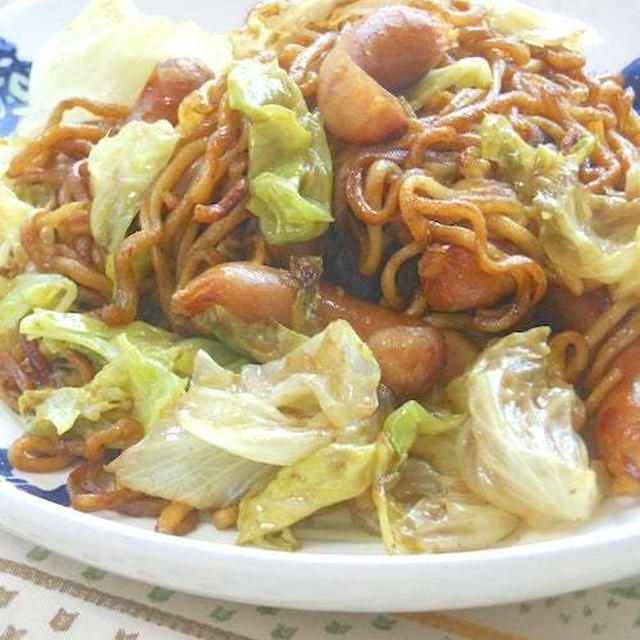 こんがり＆スパイシー！ソーセージとレタスのカレー焼きそば。