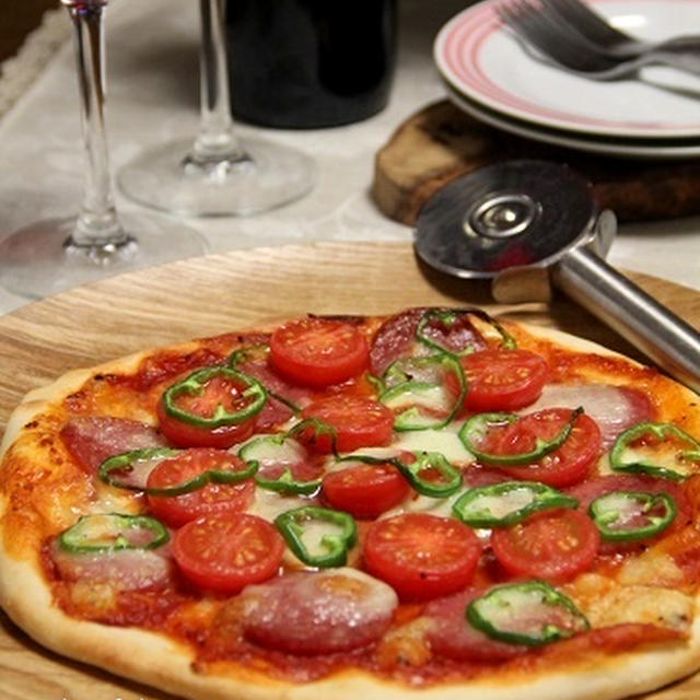 マルゲリータ ピザ と 赤ワイン と ポインセチア。