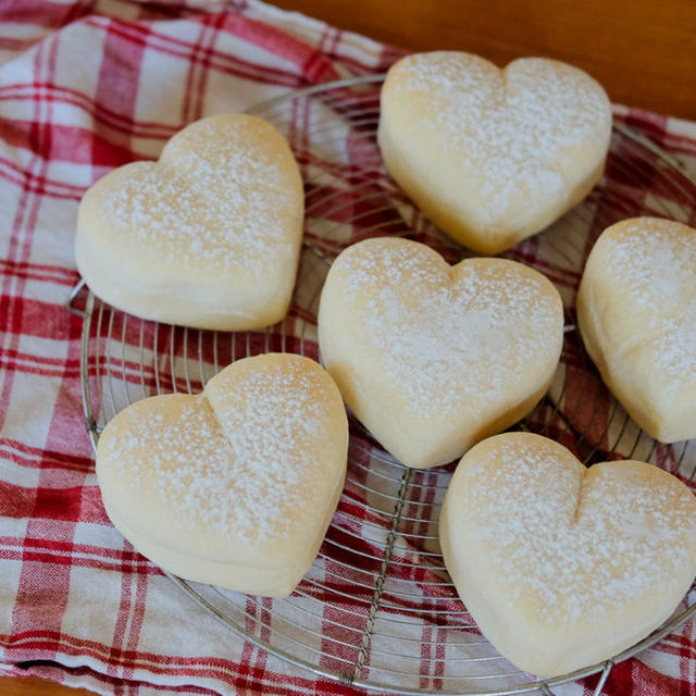 バレンタインに❤ほわほわでかわいい、ハート形の白パン