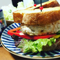 ナツメグ入りチキンバーグでサンドイッチ