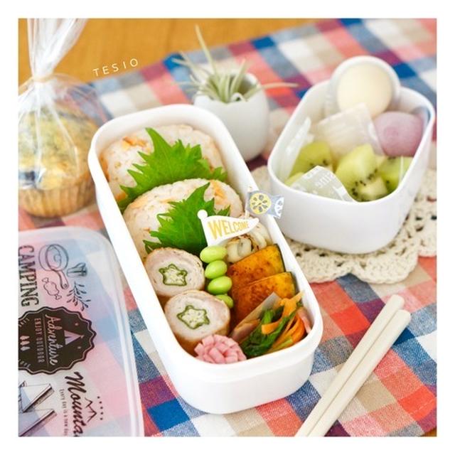 鮭おにぎりとオクラの肉巻き弁当。使いやすいセリアのランチボックス♪