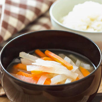 【レシピ】定番の味わい！大根と人参のシンプル味噌汁