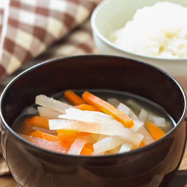 【レシピ】定番の味わい！大根と人参のシンプル味噌汁