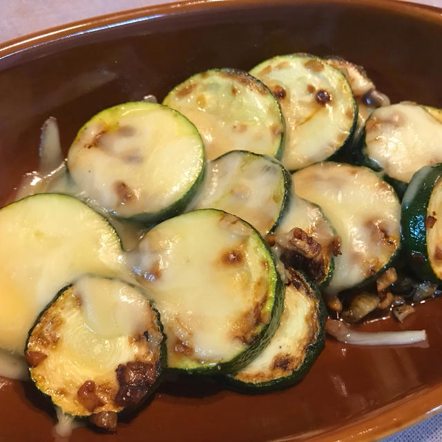 【ズッキーニのチーズ焼き】香ばしいにんにく×とろけたチーズが美味しい