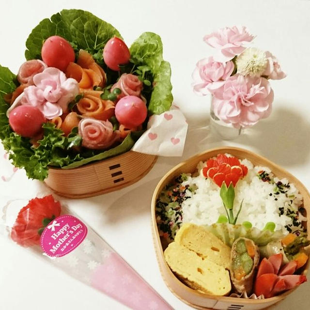 今日は#母の日またまた#カーネーション弁当 義母さんへプレゼント直ぐに召し上がって頂...