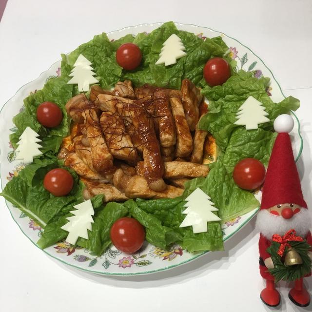 クリスマスには簡単で見栄え良く、豚ロース肉でリースを作りました