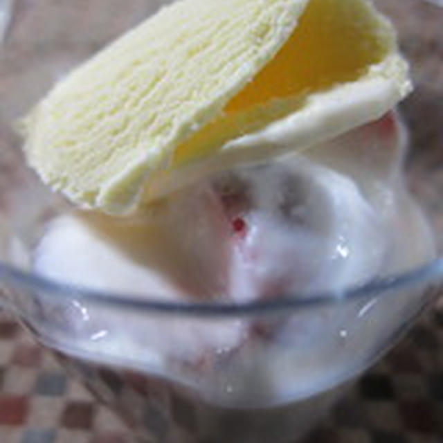 いちごヨーグルトのバニラアイス添え「」