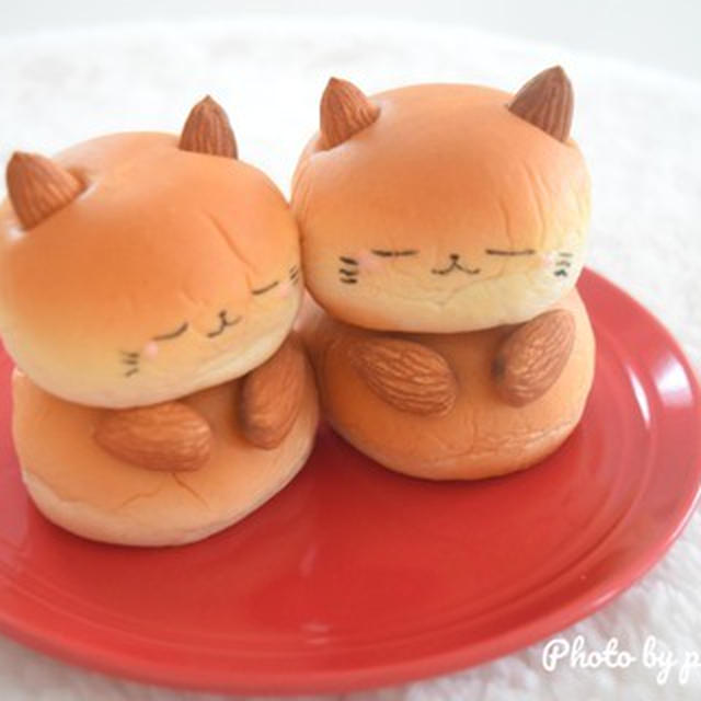ねむねむねこパン♪薄皮パンシリーズ。