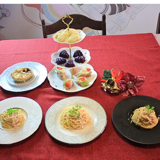 サンタバケット、明太クリームパスタ、紫芋のパイ、