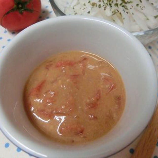 切って混ぜるだけでヤバウマ～♪　トマトごま味噌ドレッシング