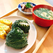 朝定食〜大葉の醤油漬けのおにぎり、みようがの葉っぱのお味噌汁