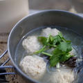 [(食材)鶏肉][(食材)春雨][(食材)きくらげ][(食材)卵][『スープ料理』][『アジア＆エスニック風料理』]エスニックふわふわ鶏団子スープ
