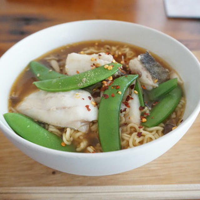 ちゃんと魚も食べてね！スナップエンドウとタラのピリ辛ラーメン♪